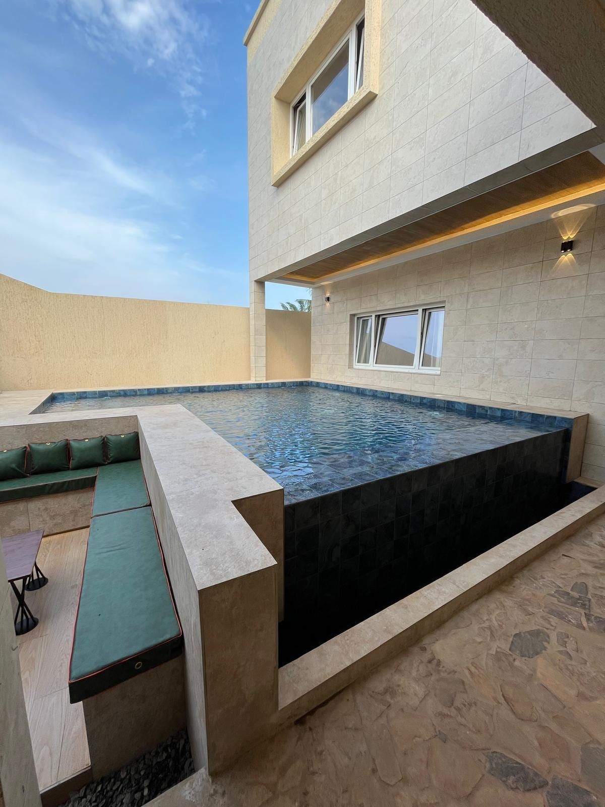 Piscine à débordement